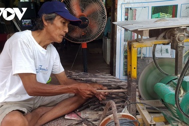Lão nông làm kinh tế từ những chiếc đũa, muỗng bằng cây mắm