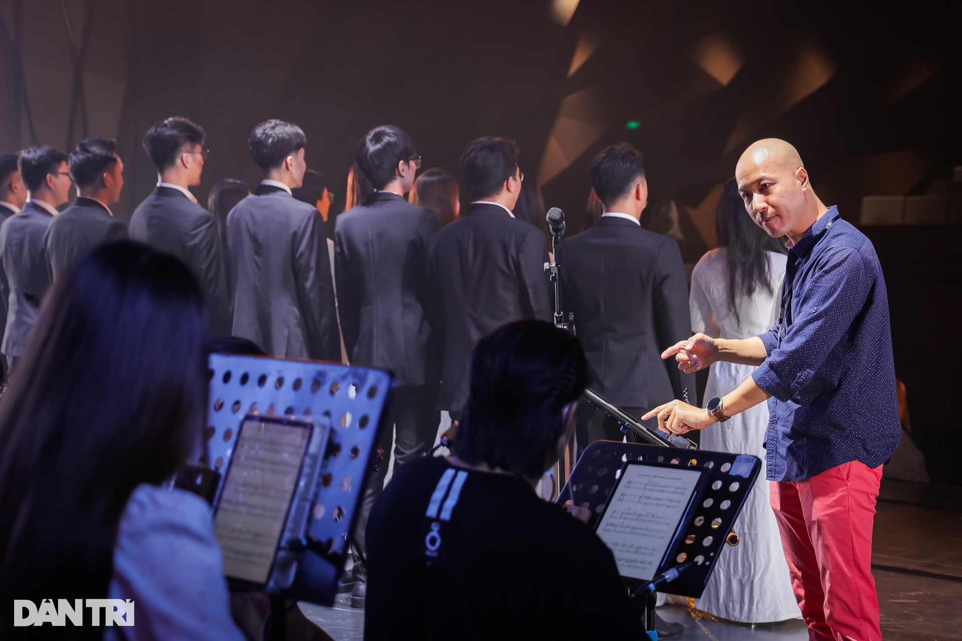 Hương Tràm và dàn nghệ sĩ tổng duyệt trước đêm nhạc Rực rỡ ngày mới - 2 Hương Tràm và dàn nghệ sĩ tổng duyệt trước đêm nhạc Rực rỡ ngày mới - 2