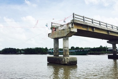 Vụ cầu mới thông xe đã sập: Do sụp đất nền?