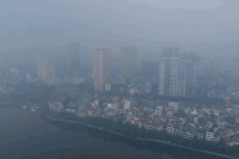 Bụi mịn phủ trắng trời, người dân Thủ đô khó thở sau chuỗi ngày ô nhiễm