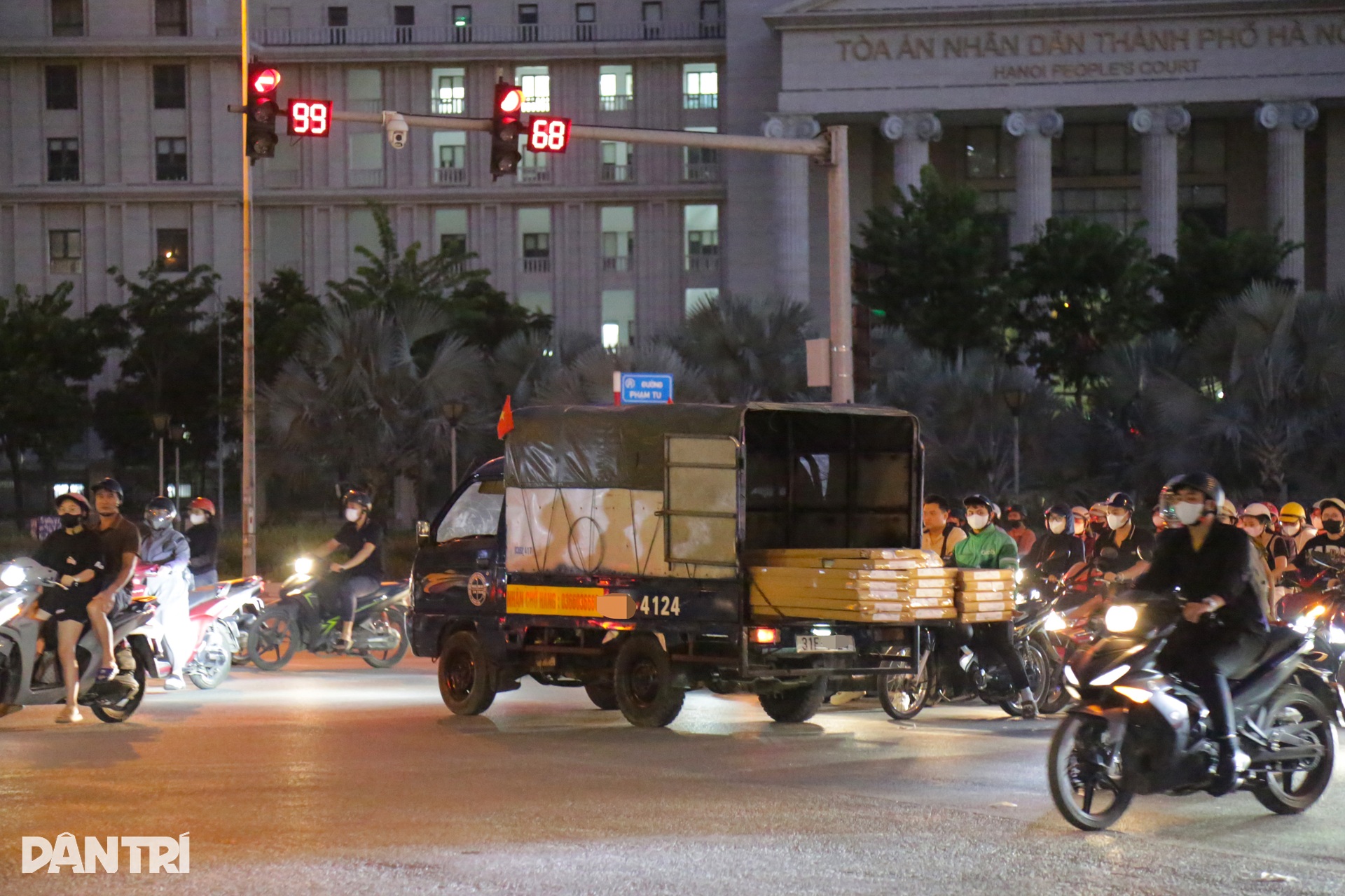 Bất chấp mức phạt nặng, nhiều lái xe máy và ô tô vẫn vượt đèn đỏ ở Hà Nội - 6 Bất chấp mức phạt nặng, nhiều lái xe máy và ô tô vẫn vượt đèn đỏ ở Hà Nội - 6