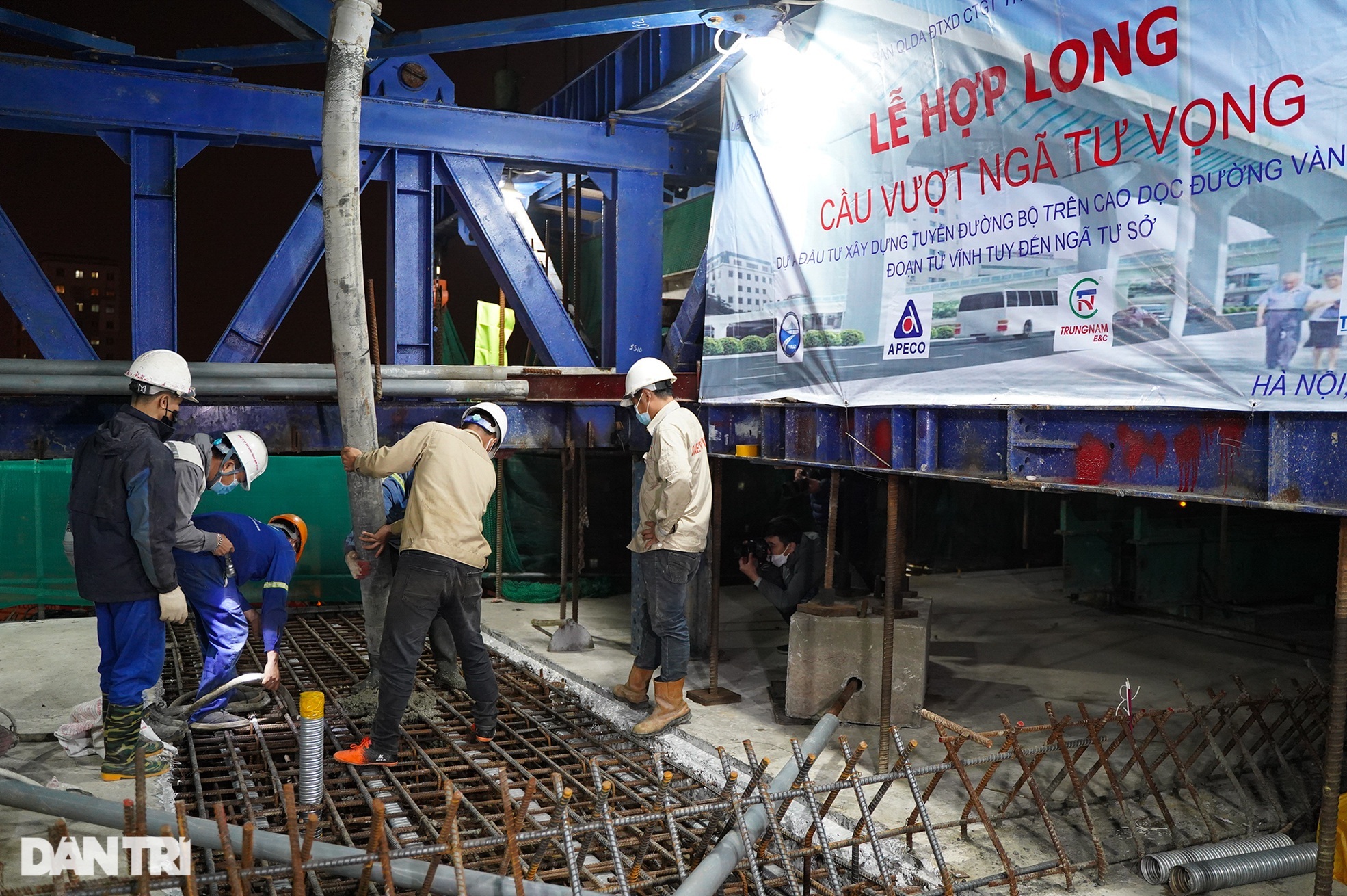 Xuyên đêm hợp long nhịp cầu cao nhất tại tuyến đường Vành đai 2 ở Hà Nội - 8 Xuyên đêm hợp long nhịp cầu cao nhất tại tuyến đường Vành đai 2 ở Hà Nội - 8