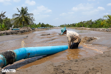 Cao tốc trục ngang dài nhất miền Tây "đứng hình" chờ cát
