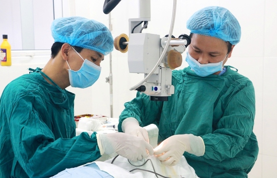 “Bỏ quên” kim khâu trong mí mắt bệnh nhân gần 2 năm - 1 “Bỏ quên” kim khâu trong mí mắt bệnh nhân gần 2 năm - 1