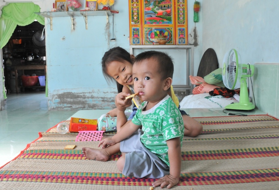 Người cha trẻ trước khi chết chỉ lo các con sẽ không được ăn học - 4 Người cha trẻ trước khi chết chỉ lo các con sẽ không được ăn học - 4