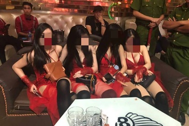 Nhóm vũ nữ múa khiêu dâm trong quán bar ở Sài Gòn