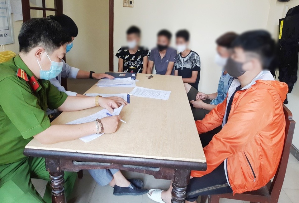 Phạt 5 thanh thiếu niên tụ tập ở công viên không đeo khẩu trang - 1 Phạt 5 thanh thiếu niên tụ tập ở công viên không đeo khẩu trang - 1