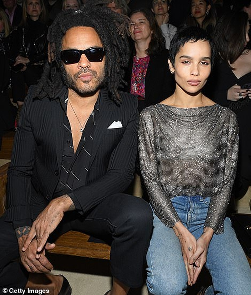 Kaia Gerber khoe ngực căng đầy trên sàn catwalk - 21 Kaia Gerber khoe ngực căng đầy trên sàn catwalk - 21