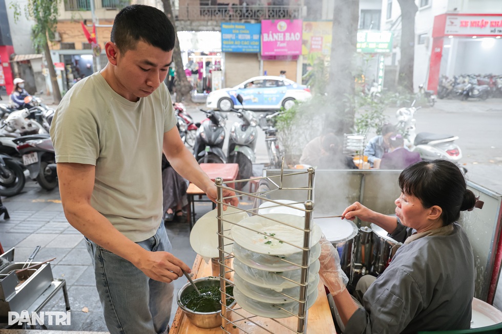 Hà Nội: Quán bánh ướt "đĩa chồng đĩa", hút khách bởi cách ăn độc đáo