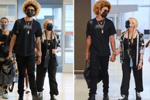 Madonna nắm chặt tay tình trẻ kém 36 tuổi bước đi bên các con gái