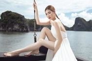 Á hậu Tú Anh quyến rũ như gái 20 với váy xẻ cao ngút ngàn