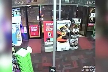 Mỹ: Cậu bé 7 tuổi dùng gấu bông đánh cướp có vũ khí