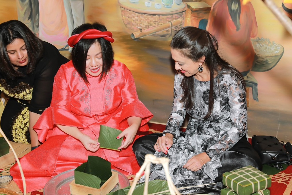 Tổng lãnh sự các nước hào hứng mặc áo dài, gói bánh chưng - 5