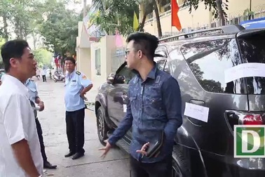 Xe của ca sĩ Quách Tuấn Du đậu trên vỉa hè bị Phó Chủ tịch quận 1 cẩu đi