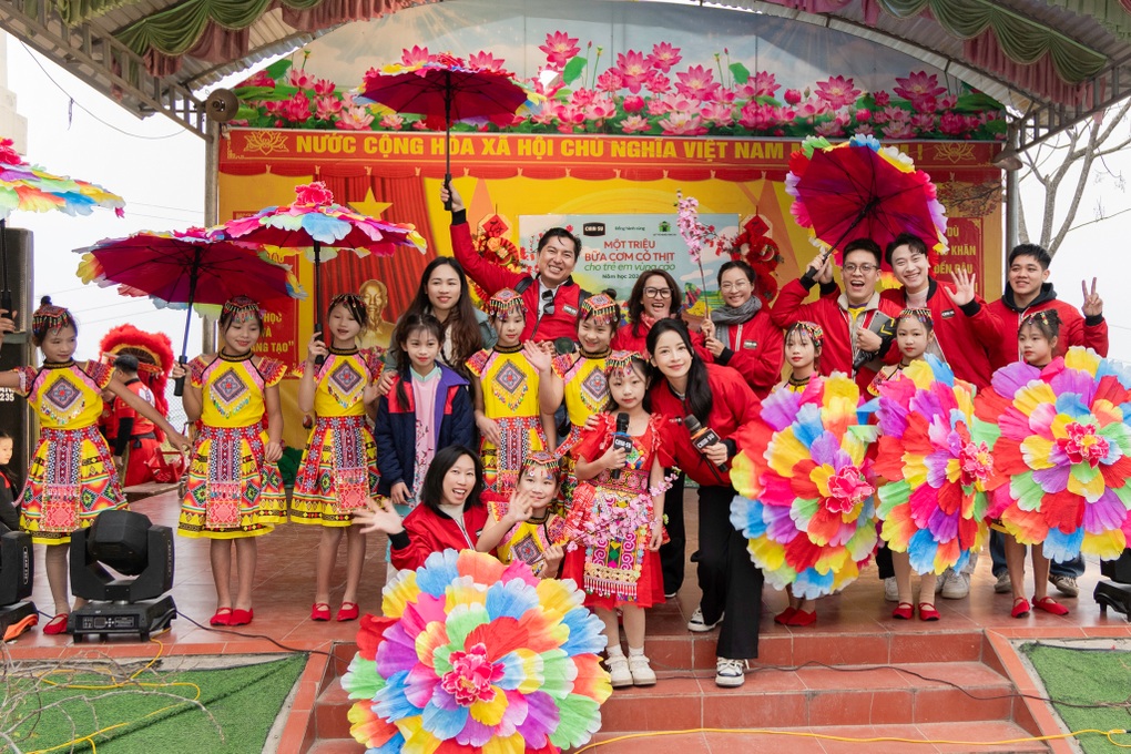 Chi Pu cùng CHIN-SU mang Tết đến cho thầy trò vùng cao - 1 Chi Pu cùng CHIN-SU mang Tết đến cho thầy trò vùng cao - 1