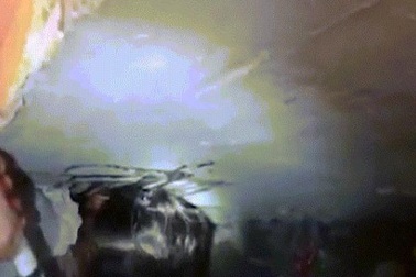 Giải cứu bé gái kẹt cứng đầu giữa khe tường ở trường học