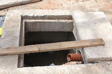 Nhan nhản cống thoát nước “bẫy” người đi đường