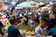 Người Hà Nội chen chân trong phiên chợ cuối cùng của năm