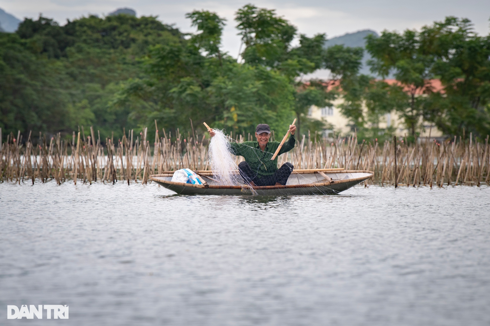 Hà Nội: Dân không dám tắm, gãi ngày đêm nơi 10 ngày ngập giữa biển nước - 12