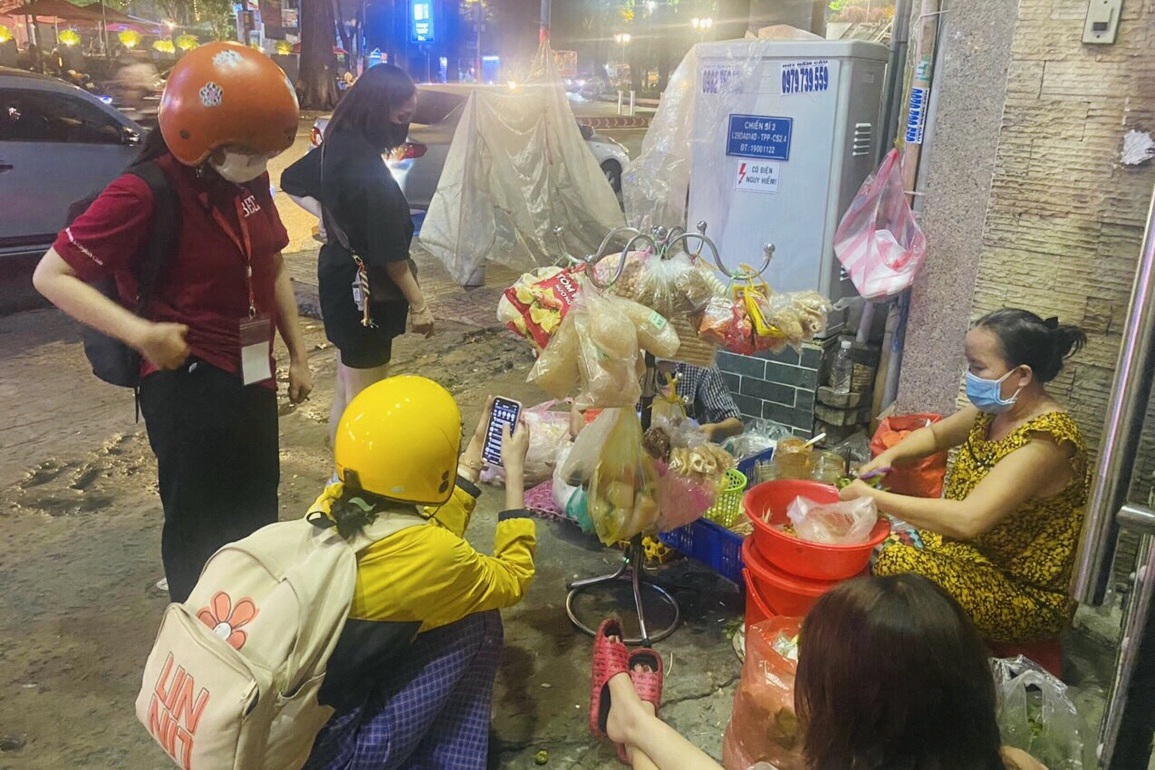 Bà hoàng bánh tráng nuôi cả gia đình, mê việc quên... lấy chồng - 2 Bà hoàng bánh tráng nuôi cả gia đình, mê việc quên... lấy chồng - 2