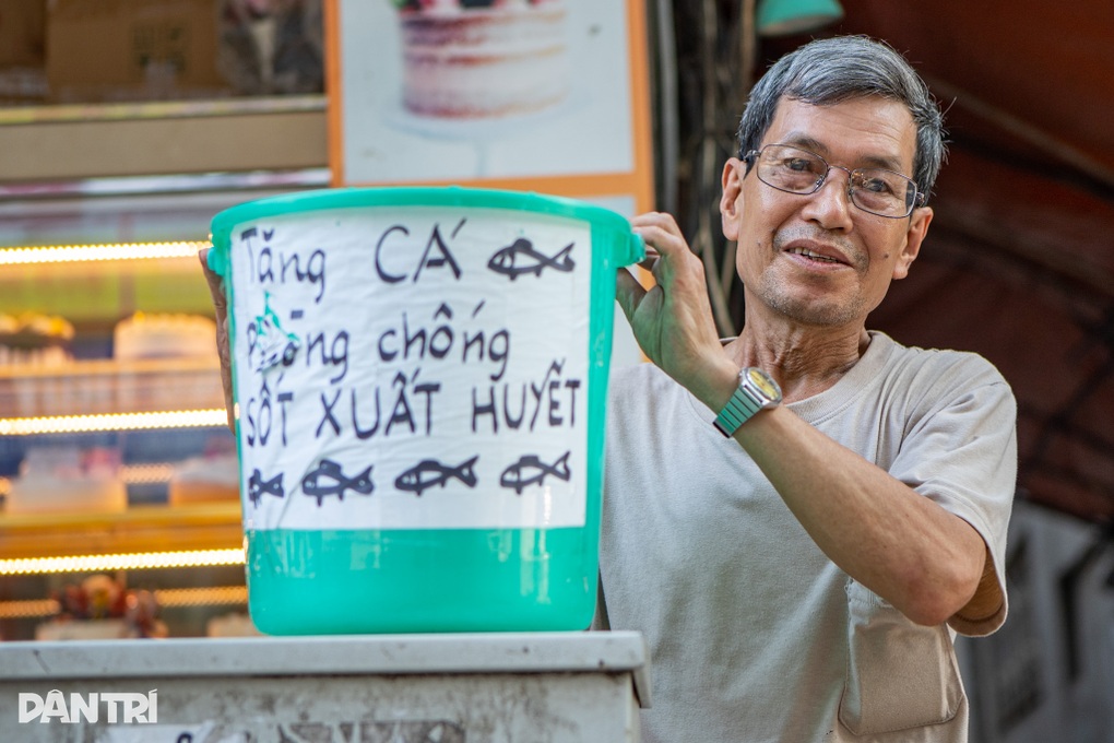 Cụ bà U90 ở Hà Nội nuôi đàn cá bảy màu và hành động khiến ai cũng xúc động - 4