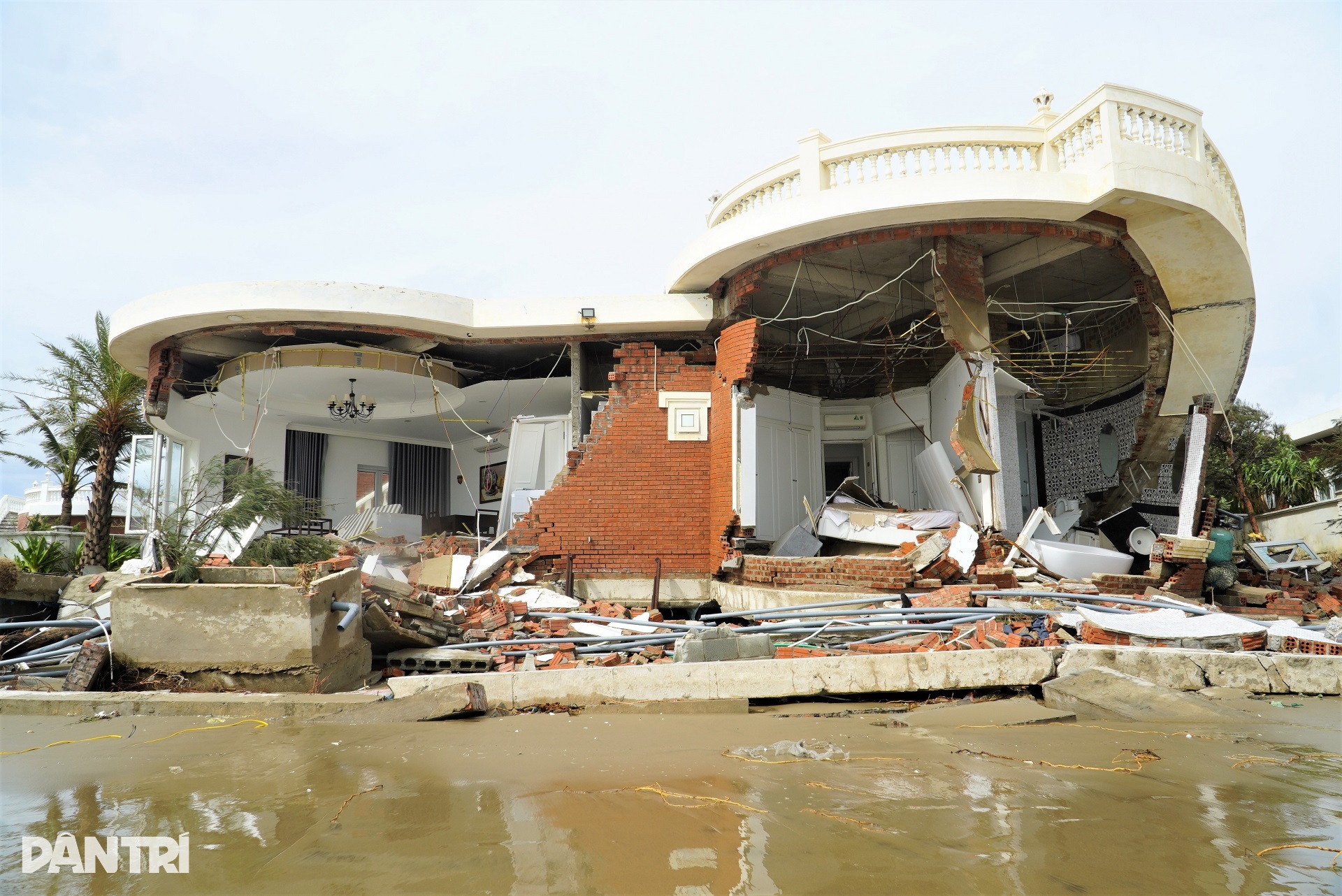 Hàng chục căn villa sang trọng đổ gục trong bão Bualoi - 2 Hàng chục căn villa sang trọng đổ gục trong bão Bualoi - 2