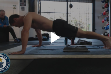 Kỷ lục thế giới chống đẩy 2806 cái trong 1 tiếng đồng hồ