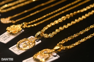 Đồng USD tăng giá cản đà bứt tốc của giá vàng