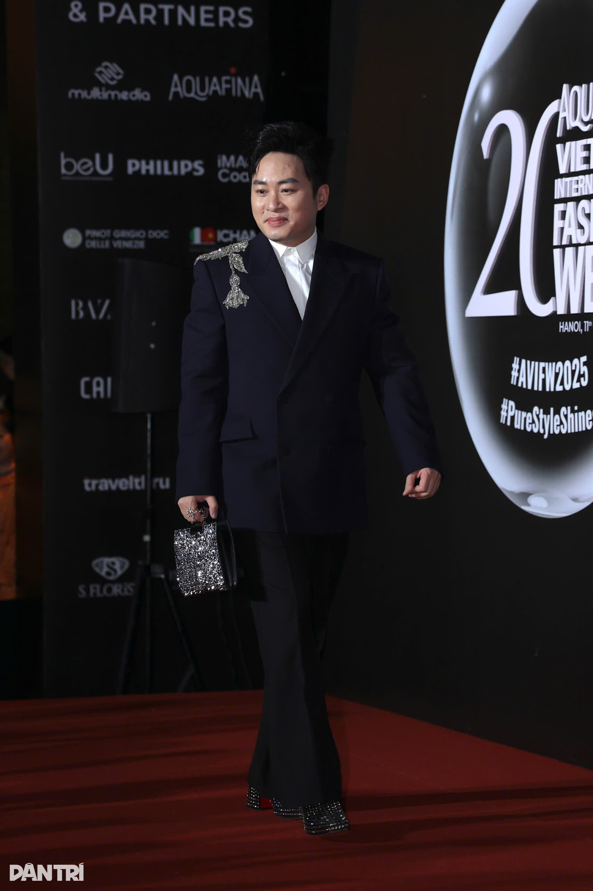 Tùng Dương “chặt chém” thảm đỏ với trang phục hàng hiệu giá nửa tỷ đồng - 7 Tùng Dương “chặt chém” thảm đỏ với trang phục hàng hiệu giá nửa tỷ đồng - 7