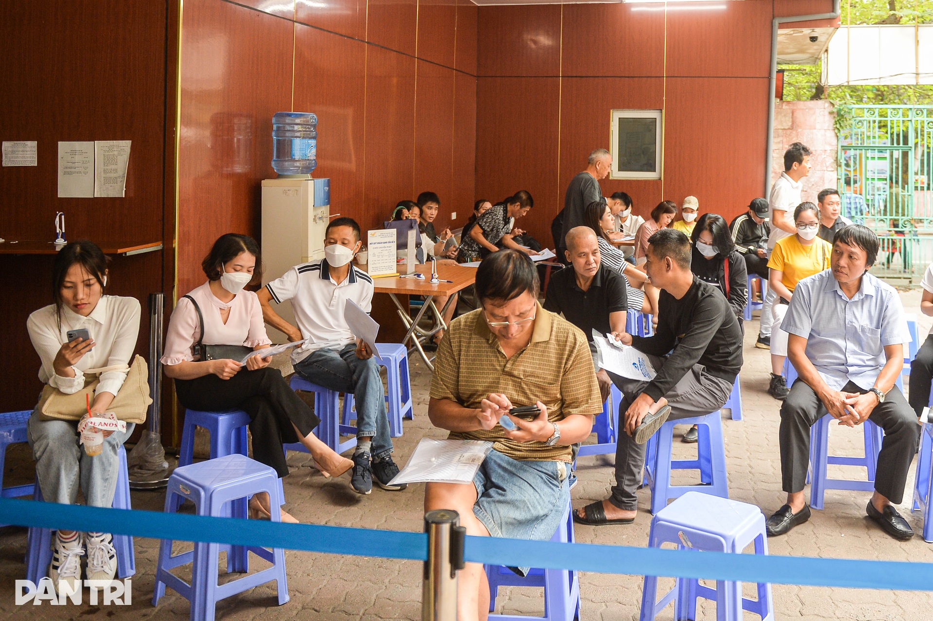 Hà Nội: Người dân xếp hàng rồng rắn đổi giấy phép lái xe - 6 Hà Nội: Người dân xếp hàng rồng rắn đổi giấy phép lái xe - 6