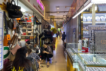 Tiểu thương chợ thời trang lớn nhất TPHCM cả tuần không bán nổi một cái áo