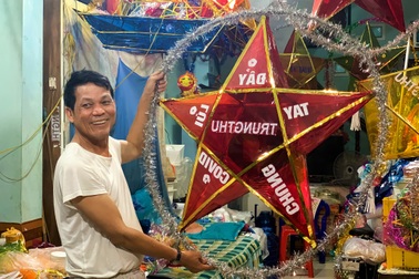 Người đàn ông miệt mài hơn 30 năm giữ nghề làm lồng đèn trung thu