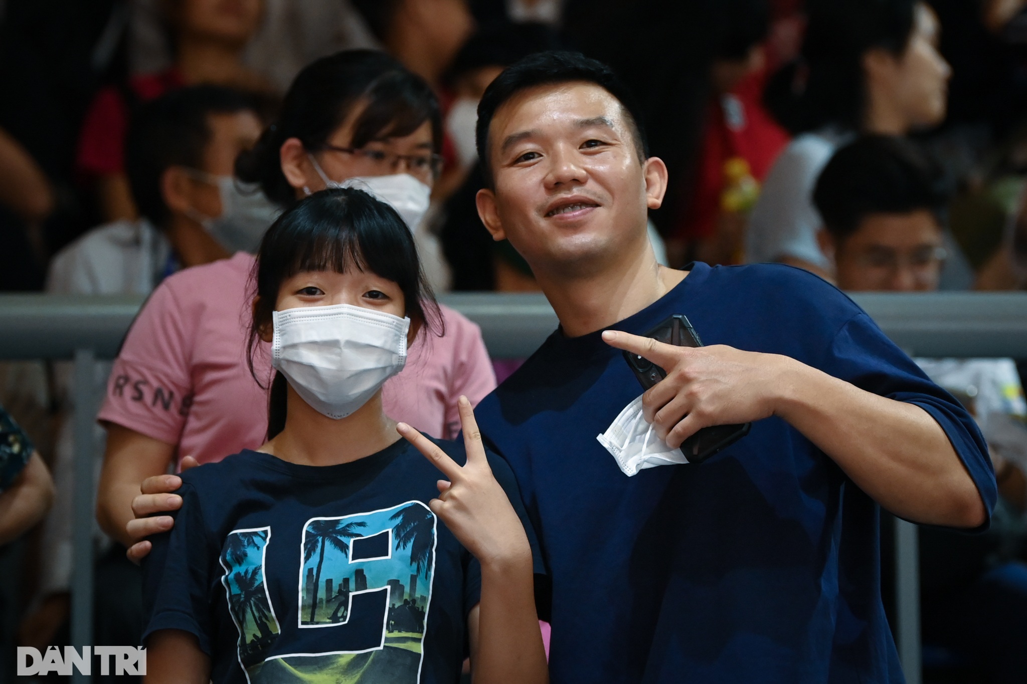Người lớn tuổi, trẻ nhỏ cháy hết mình cổ vũ tại chảo lửa Thanh Trì - 11 Người lớn tuổi, trẻ nhỏ cháy hết mình cổ vũ tại chảo lửa Thanh Trì - 11