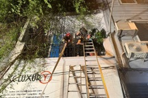 Giải cứu 2 người mắc kẹt trong vụ cháy nhà dân ở Hà Nội