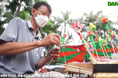 Nghệ nhân làng Xuân La nặn tò he ở Đà Nẵng