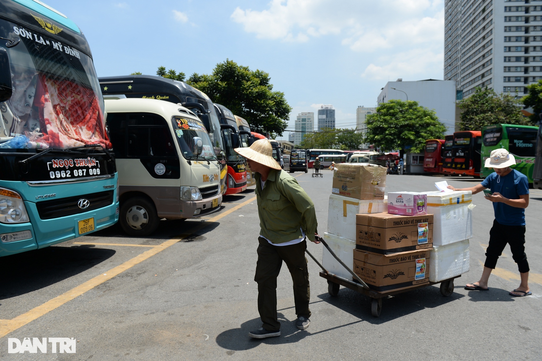 Đẫm mồ hôi mưu sinh dưới nắng nóng đỉnh điểm, nhiệt độ ngoài trời 50 độ C - 6