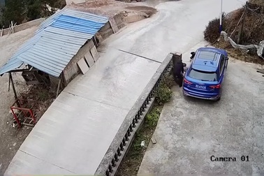 Nữ tài xế xử lý đầy khó hiểu sau khi nhường đường cho xe khác