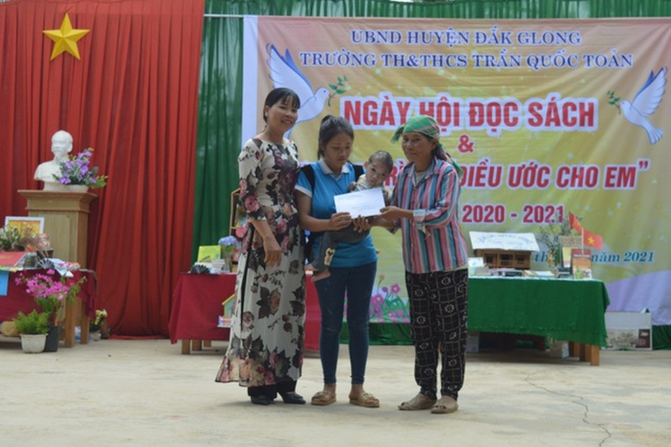 Hai bà cháu ăn cơm trắng chan nước lã, nhường cơm sẻ áo với học sinh nghèo - 2 Hai bà cháu ăn cơm trắng chan nước lã, nhường cơm sẻ áo với học sinh nghèo - 2
