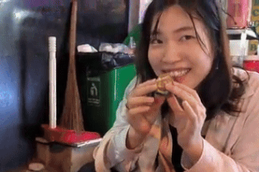 Nữ du khách Nhật "khóc dở mếu dở" do lần đầu ăn trứng vịt lộn Việt Nam