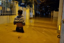Nước xiết đổ về Nha Trang, người dân chạy lũ trong đêm
