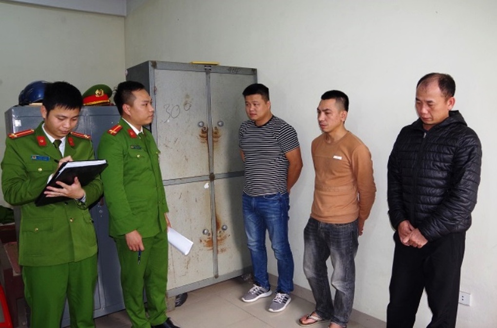 Khởi tố 3 đối tượng chèn ép, hành hung tài xế ô tô lạng lách trên cao tốc - 1 Khởi tố 3 đối tượng chèn ép, hành hung tài xế ô tô lạng lách trên cao tốc - 1