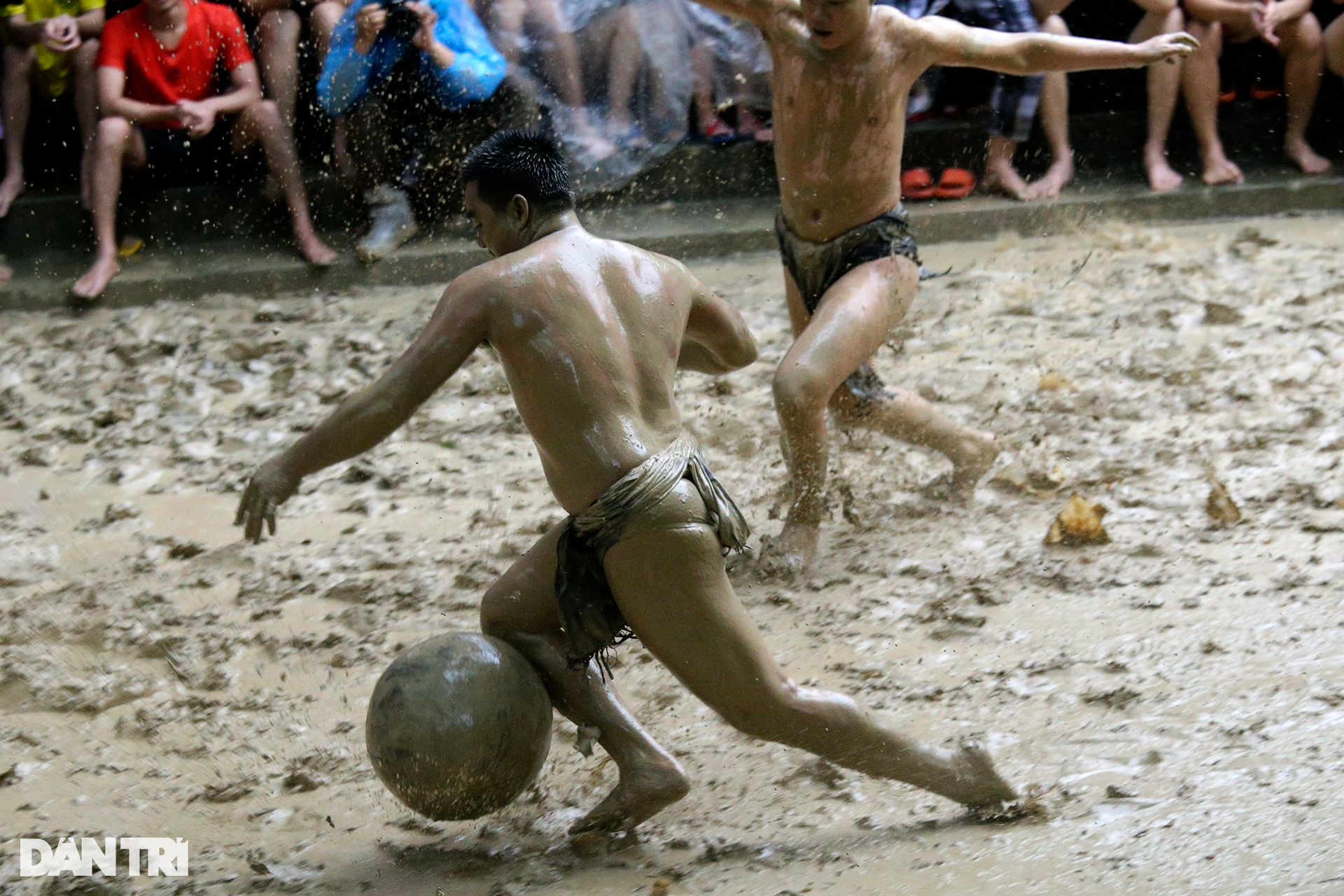 Trận vật cầu nước kịch tính và hài hước dưới trời mưa tầm tã - 8 Trận vật cầu nước kịch tính và hài hước dưới trời mưa tầm tã - 8