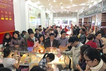 Giá vàng tiếp tục tăng mạnh, chênh lệch còn 350.000 đồng/lượng