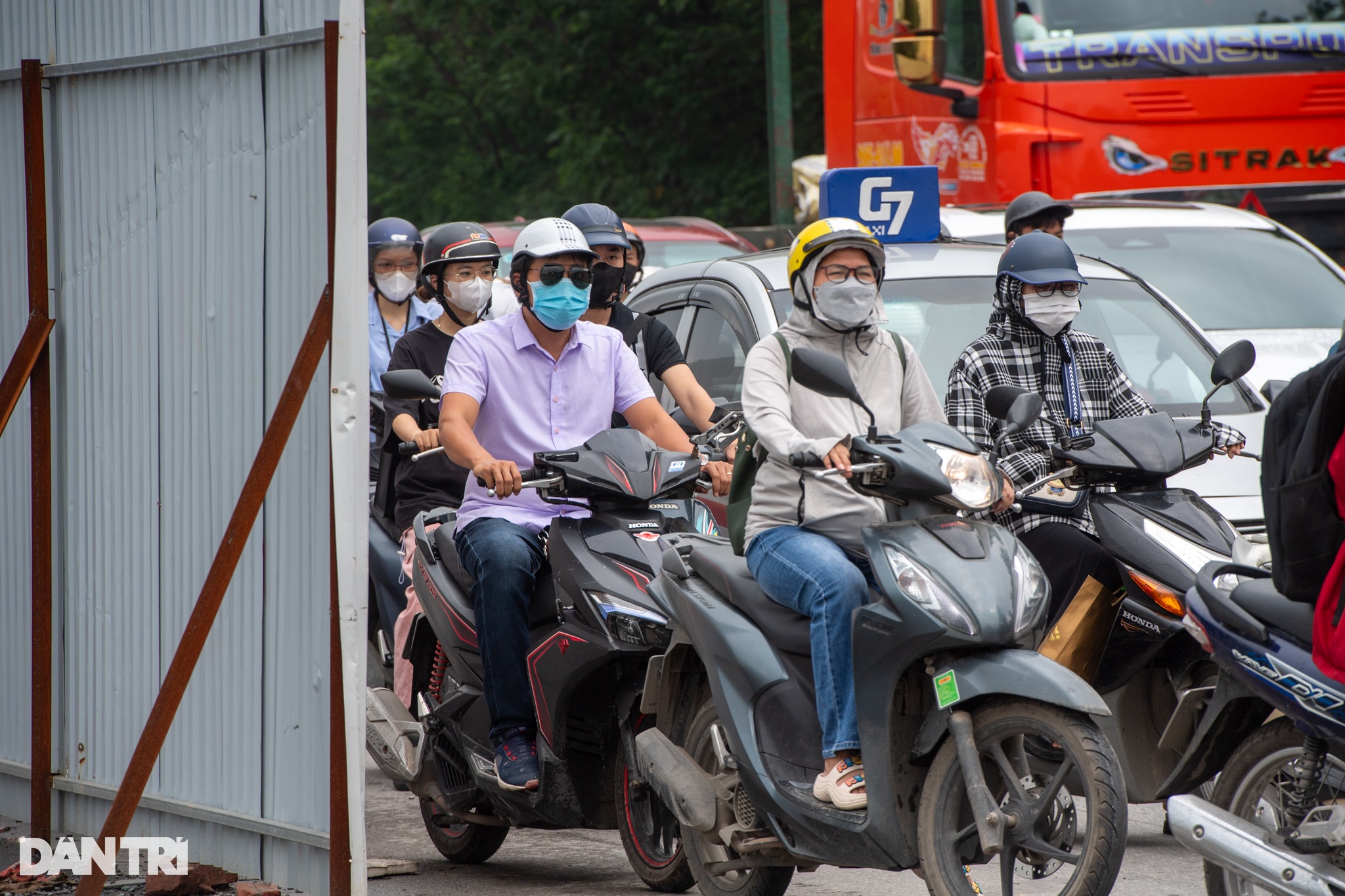 View - Hàng loạt lô cốt nằm giữa đường gom đại lộ Thăng Long gây ùn tắc | Báo Dân trí