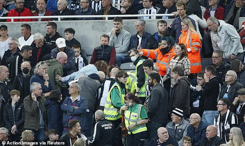 Cổ động viên bị ngừng tim, trận đấu Newcastle - Tottenham tạm dừng - 2 Cổ động viên bị ngừng tim, trận đấu Newcastle - Tottenham tạm dừng - 2
