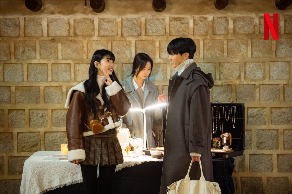 Suzy ăn mặc vừa gợi cảm, vừa cá tính trong phim Doona - 12 Suzy ăn mặc vừa gợi cảm, vừa cá tính trong phim Doona - 12