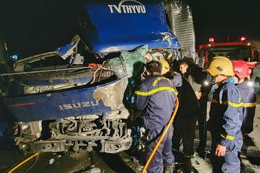 Giải cứu tài xế mắc kẹt trong cabin nát bét