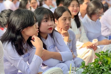 Con tan học từ 15h30, mẹ thấp thỏm đứng ngồi không yên