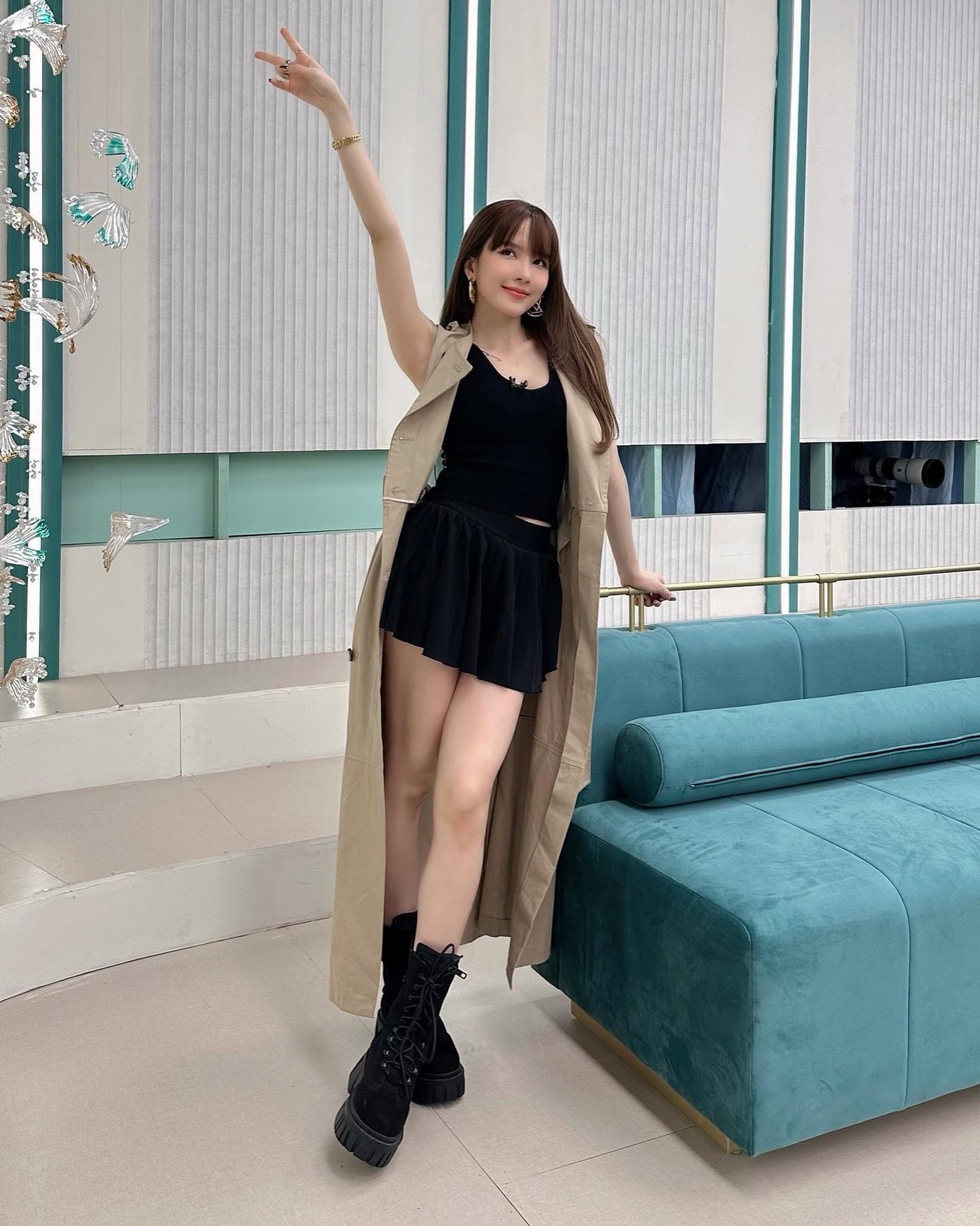 Thiều Bảo Trâm chuộng quần, váy siêu ngắn, khoe đôi chân dài miên man - 11 Thiều Bảo Trâm chuộng quần, váy siêu ngắn, khoe đôi chân dài miên man - 11