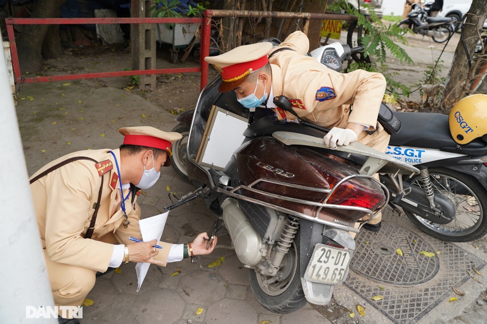 Theo chân CSGT bắt hàng loạt ma men chạy xe gắn máy trên đường phố Hà Nội - 12 Theo chân CSGT bắt hàng loạt ma men chạy xe gắn máy trên đường phố Hà Nội - 12